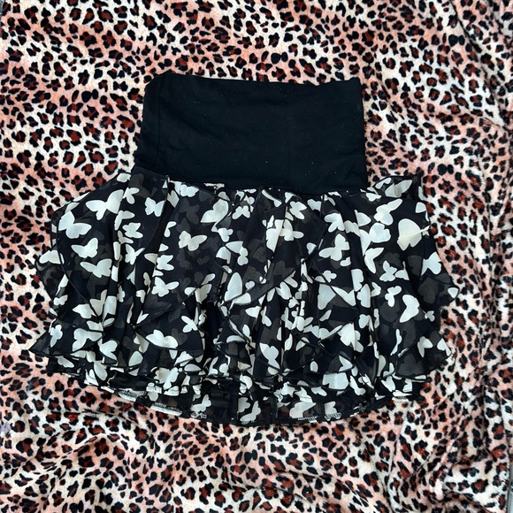 Rachael & Chloe Black and White Floral Ruffle Mini Skirt - Picture 2 of 4